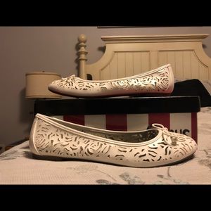 NIB Sam Edelman Archer white flats